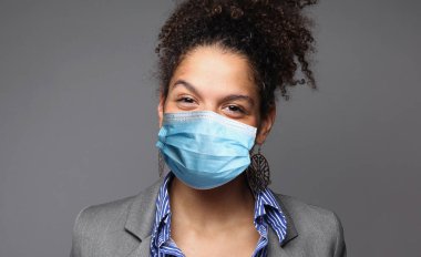 Ağız maskesi takan güzel bir kadın.