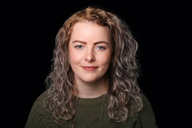 Güzel, mutlu bir kadının portresi. Renkli bir arka planın önünde.