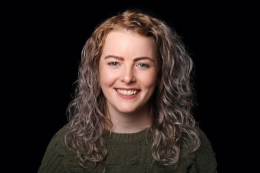 Güzel, mutlu bir kadının portresi. Renkli bir arka planın önünde.