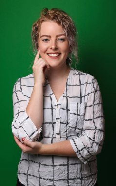 Güzel, mutlu bir kadının portresi. Renkli bir arka planın önünde.