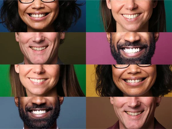 Pessoas felizes bonitas na frente de um fundo — Fotografia de Stock