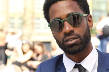 Dışarıda güzel bir iş adamının portresi var.