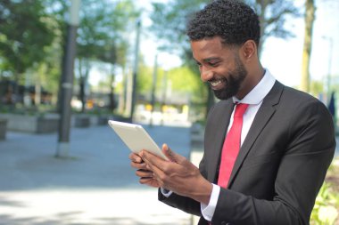 Yazın güzel iş adamı dışarıda.