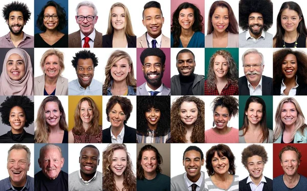 Kolaj yapan bir grup insan