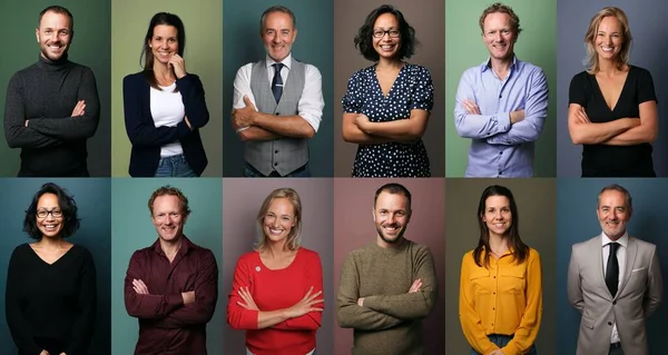 Pessoas felizes bonitas na frente de um fundo — Fotografia de Stock