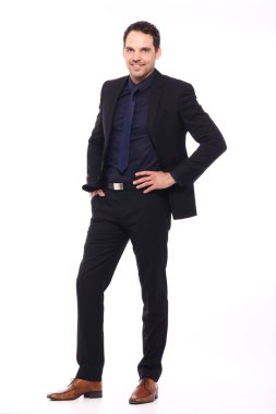Beyaz arka planda duran bir adam