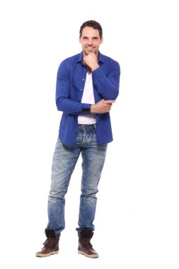 Beyaz arka planda duran bir adam