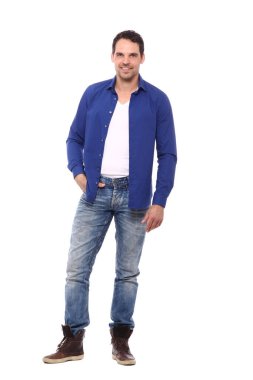 Beyaz arka planda duran bir adam