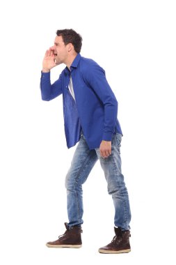 Beyaz arka planda duran bir adam