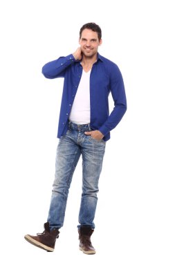 Beyaz arka planda duran bir adam