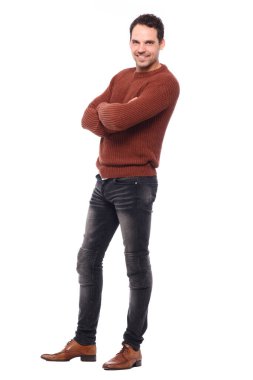 Beyaz arka planda duran bir adam