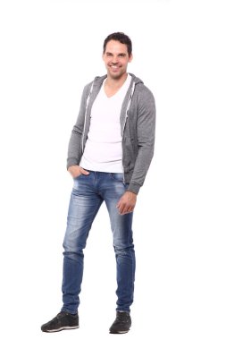 Beyaz arka planda duran bir adam