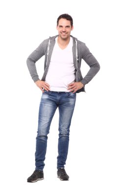 Beyaz arka planda duran bir adam