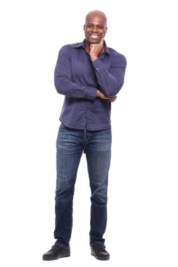 Güzel tüm vücut mutlu siyah moda adamı 