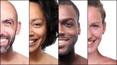 Güzel, mutlu bir grup insan beyaz bir arkaplan önünde kolaj yapıyor.