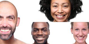 Güzel, mutlu bir grup insan beyaz bir arkaplan önünde kolaj yapıyor.