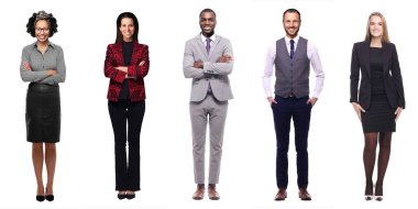 Beyaz arka plan önünde çok ırklı insanlardan oluşan güzel bir grup.