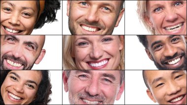 Güzel, mutlu bir grup insan beyaz bir arkaplan önünde kolaj yapıyor.