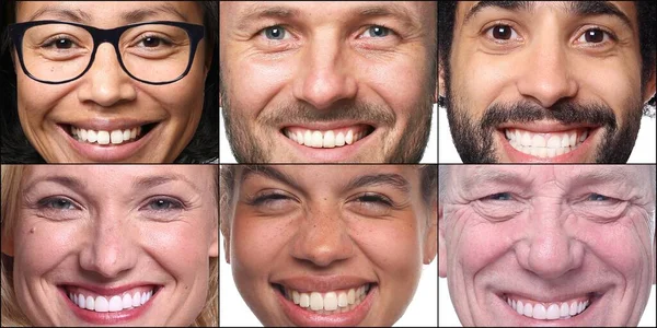 Güzel, mutlu bir grup insan beyaz bir arkaplan önünde kolaj yapıyor.