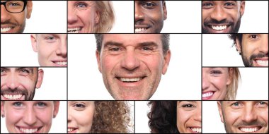 Güzel, mutlu bir grup insan beyaz bir arkaplan önünde kolaj yapıyor.