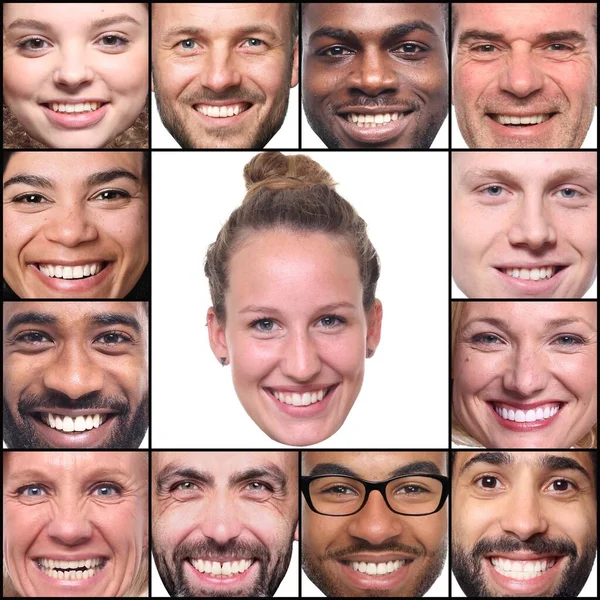 Güzel, mutlu bir grup insan beyaz bir arkaplan önünde kolaj yapıyor.