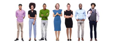 Beyaz arka plan önünde çok ırklı insanlardan oluşan güzel bir grup.