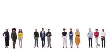 Beyaz arka plan önünde çok ırklı insanlardan oluşan güzel bir grup.