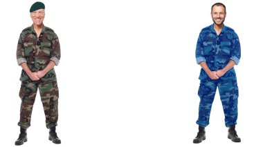 Beyaz bir arkaplan önünde güzel bir asker