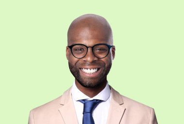 Renkli bir arka plan önünde güzel adam 