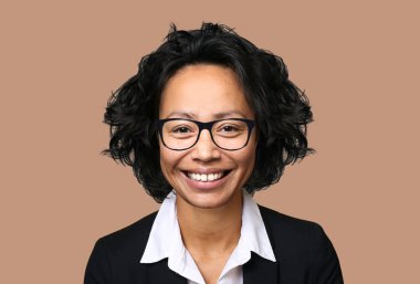 Renkli bir arka planda güzel bir kadın. 