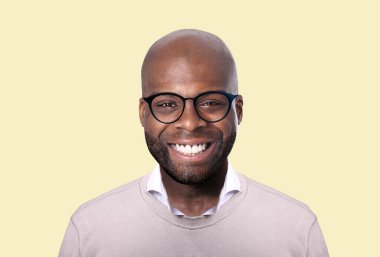 Renkli bir arka plan önünde güzel adam 