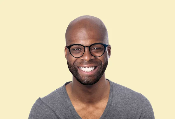 Hermoso hombre frente a un fondo de color —  Fotos de Stock