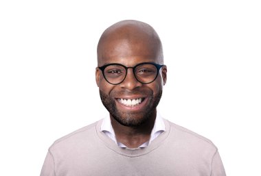 Renkli bir arka plan önünde güzel adam 