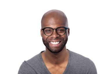 Renkli bir arka plan önünde güzel adam 