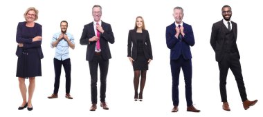 Beyaz arka plan önünde çok ırklı insanlardan oluşan güzel bir grup.