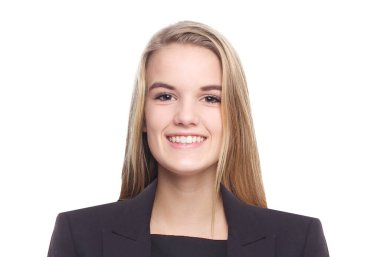 Renkli bir arka planda güzel bir kadın. 