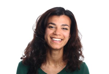 Renkli bir arka planda güzel bir kadın. 