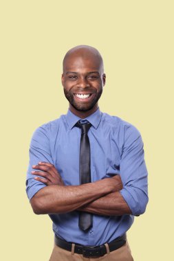 Renkli bir arka plan önünde güzel adam 