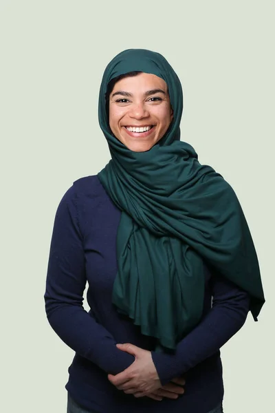 Vackra unga arabiska muslimska kvinna framför en vit bakgrund — Stockfoto