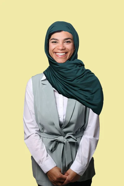 Schöne junge arabische Muslimin vor weißem Hintergrund lizenzfreie Stockfotos