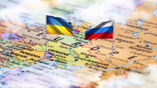 ヨーロッパ地図上のロシアとウクライナの旗 — ストック動画