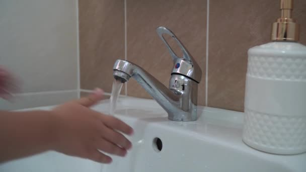 Niño Lavándose Las Manos Baño — Vídeos de Stock