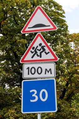 Çocuk Crossing ve hız tümseği gösteren yol işaret