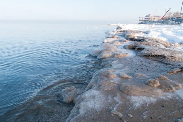 Plage couverte de glace. Mer Baltique — Photo