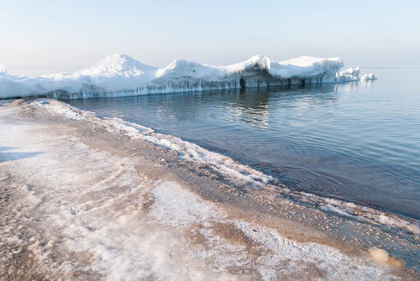 氷に覆われた防波堤。バルト海 — ストック写真