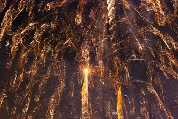 Fuochi d'artificio a lunga esposizione contro un cielo nero — Foto Stock