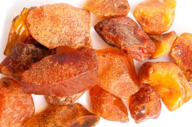 beyaz zemin üzerine Baltık amber taşı