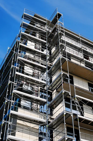 Scaffolding construction with blue sky — Stock Photo, Image