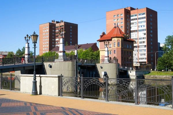 Fußgängerbrücke und Gebäude am Ufer des Pregels — Stockfoto