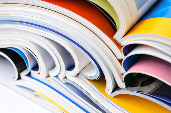 Куча разноцветных журналов
